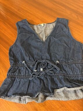 Moon River Denim V-Neck Peplum Top in Indigo